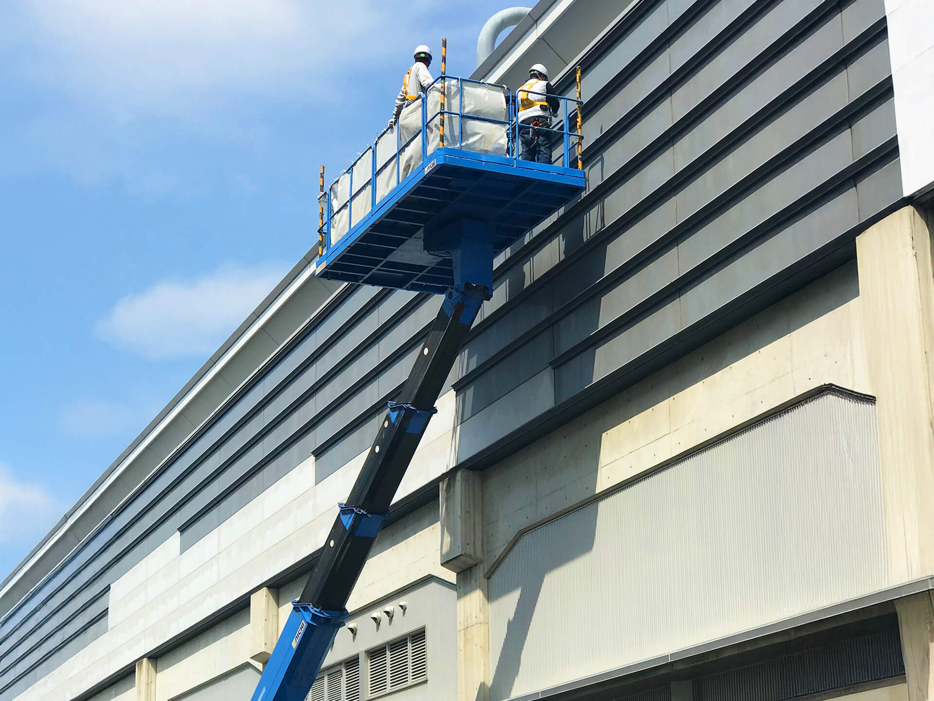 高所作業車を用いた施工画像